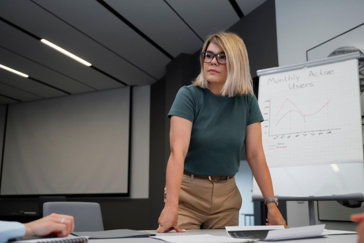 Grupo de personas en sesión de aprendizaje financiero